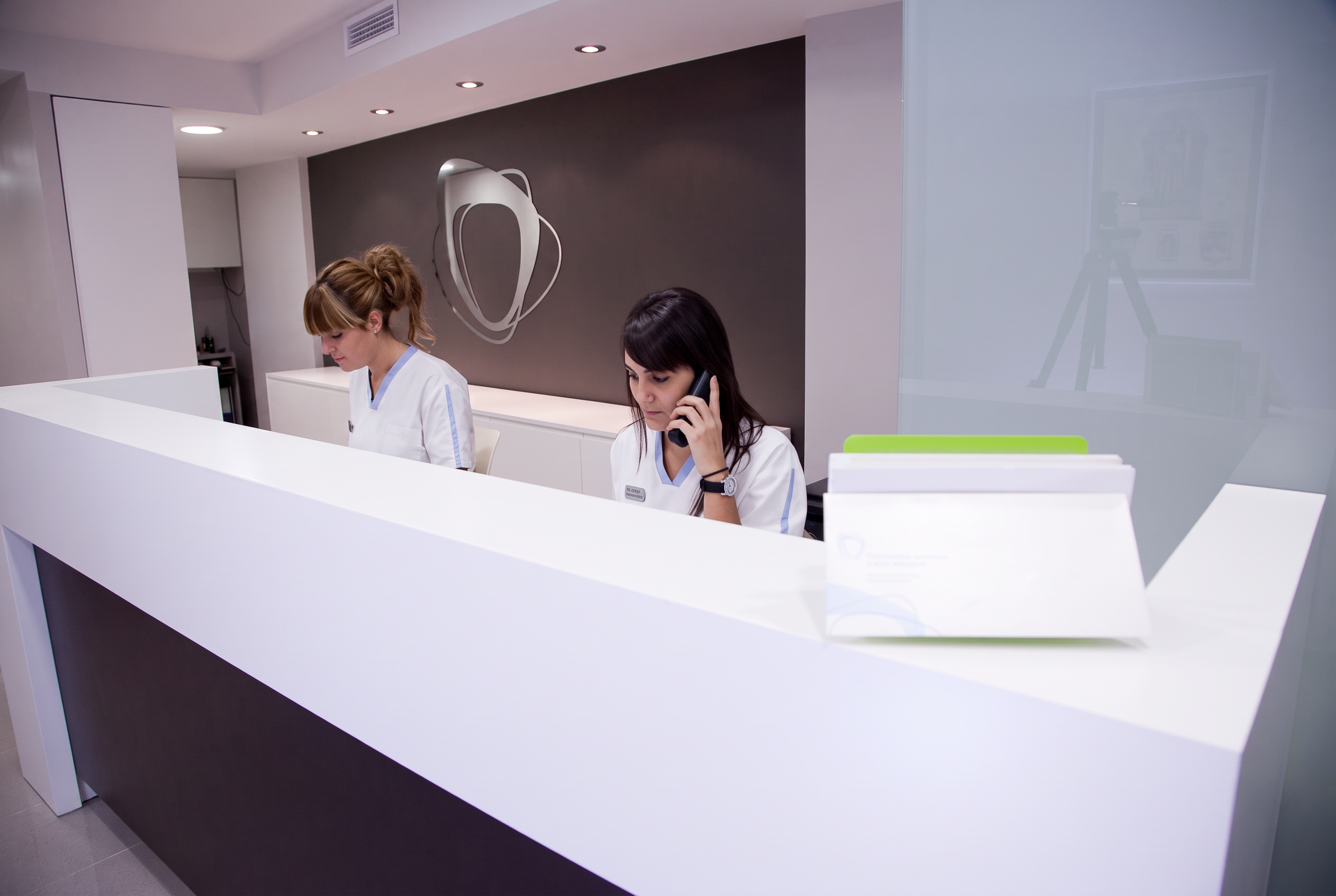 Equipo de trabajo en el gabinete